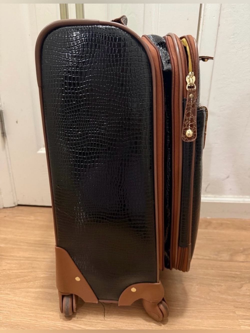 Samantha Brown 20” Luggage 4-wheel Carry-on - Picture 3 of 9